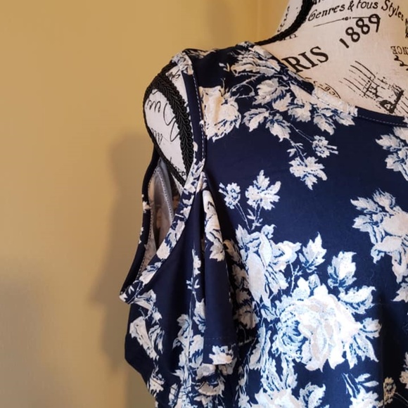 🌼Floral Cold Shoulder Blouse🌼 - Picture 4 of 6